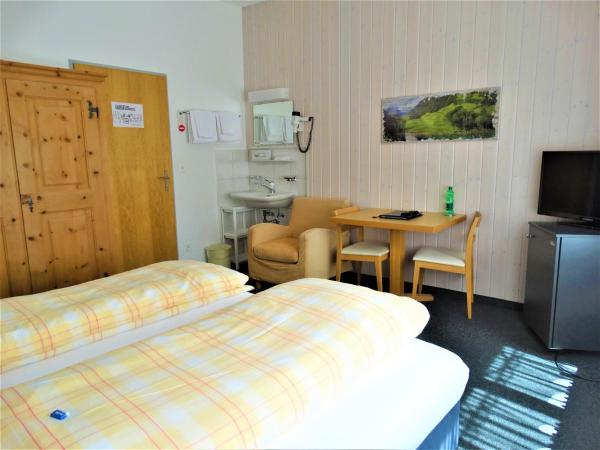 Hotel Bündnerhof : photo 2 de la chambre chambre double avec salle de bains commune