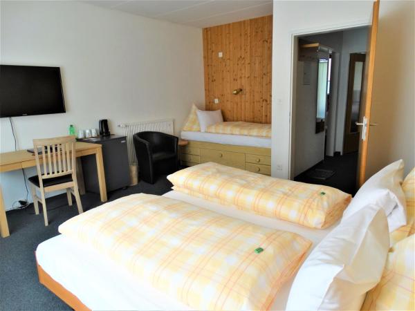 Hotel Bündnerhof : photo 3 de la chambre chambre familiale (2 adultes + 2 enfants + 1 bébé)