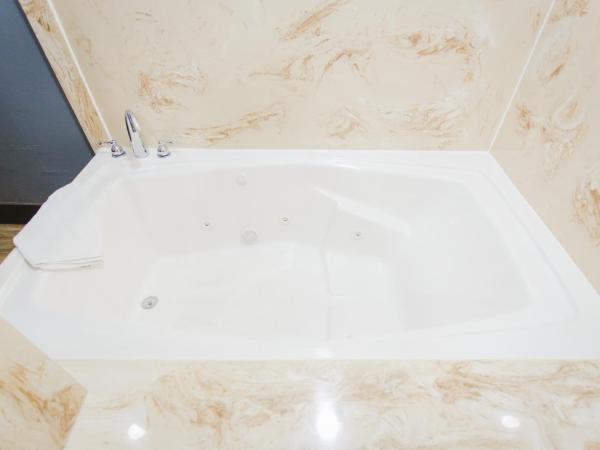 Home Place Inn : photo 8 de la chambre chambre lit king-size avec baignoire spa - non-fumeurs