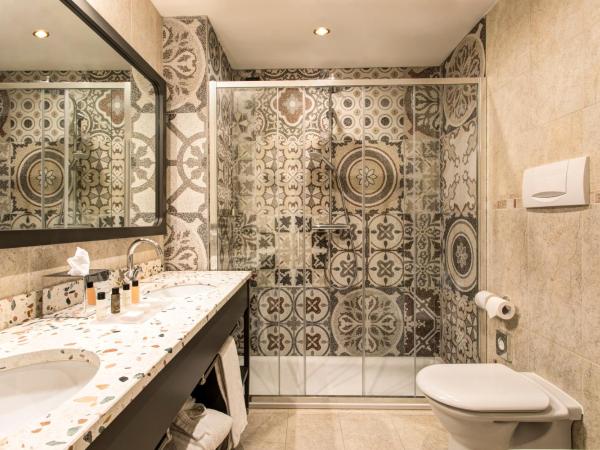 Hotel Indigo Verona - Grand Hotel Des Arts, an IHG Hotel : photo 6 de la chambre one-bedroom king suite with sofa bed and living area