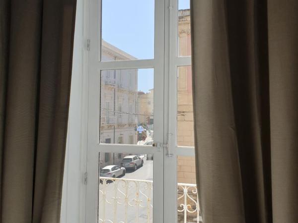 varcOrtigia Bed and Breakfast : photo 9 de la chambre chambre triple avec balcon