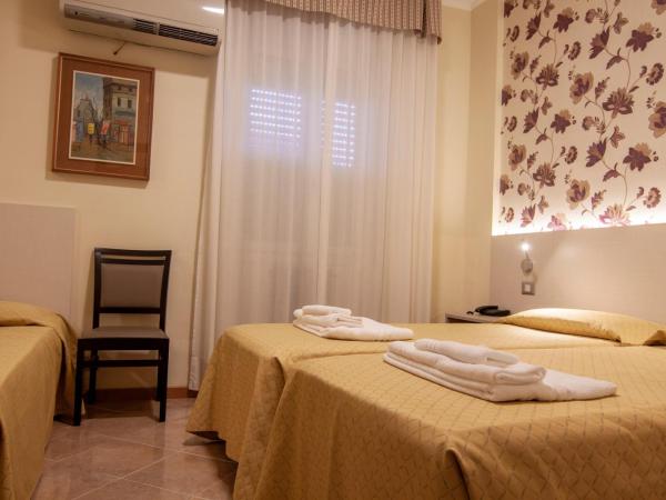 Hotel Dei Fiori : photo 2 de la chambre chambre triple avec douche