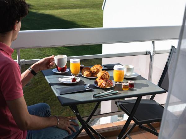 Mercure Aix-les-Bains Domaine de Marlioz Hôtel & Spa : photo 7 de la chambre chambre double classique avec canapé et terrasse