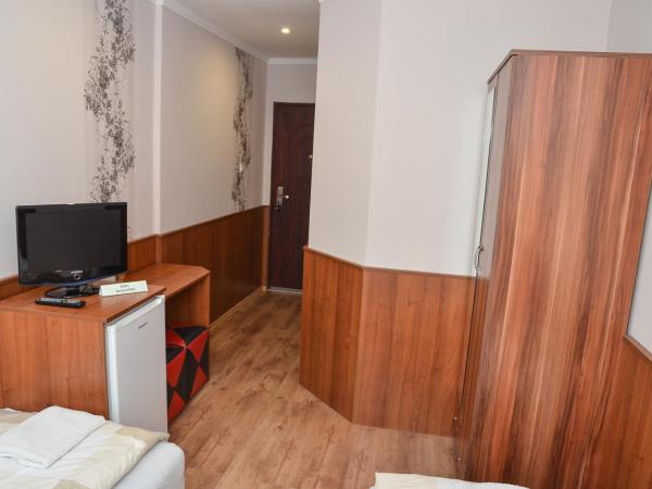 Média Panzió és Apartmanház : photo 1 de la chambre chambre lits jumeaux standard avec salle de bains privative

