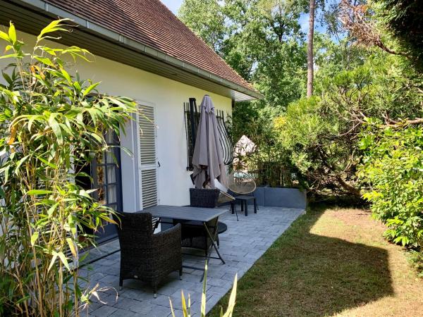 Villa d'hôtes Graine de Pin : photo 2 de la chambre chambre double - vue sur jardin