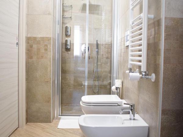 MilanHolidays : photo 10 de la chambre chambre double ou lits jumeaux avec salle de bains privative