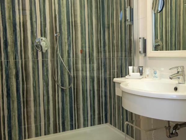 Hotel Aurora : photo 6 de la chambre chambre double ou lits jumeaux avec lit d'appoint