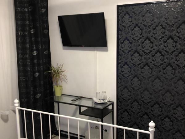 Hostel Nuremberg : photo 3 de la chambre chambre double avec douche et toilettes communes