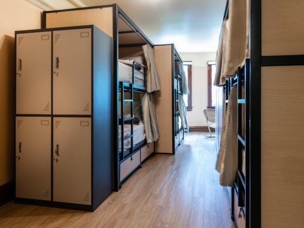 Auberge Jeunesse QBEDS Hostel : photo 2 de la chambre dortoir mixte