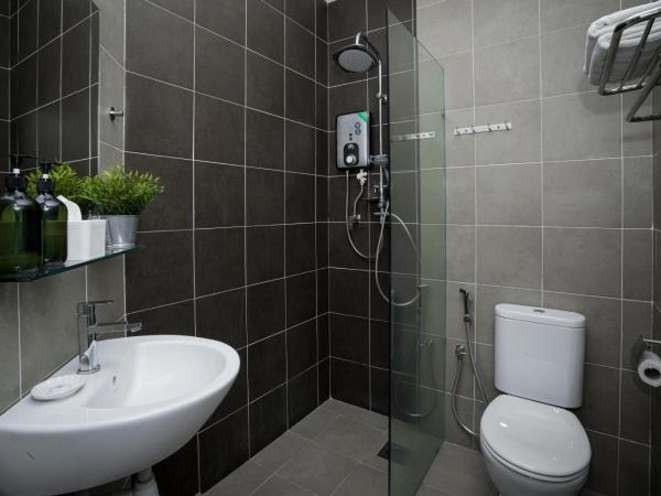 B Lot Hotel : photo 9 de la chambre chambre double avec balcon