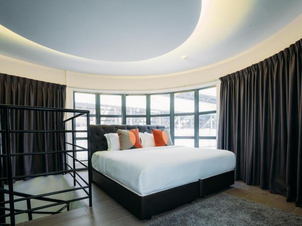 B Lot Hotel : photo 1 de la chambre chambre double avec balcon