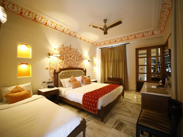 Laxmi Palace Heritage Boutique Hotel : photo 3 de la chambre royal room king size bed free pick up on arrival only from train or bus (8am-8pm)