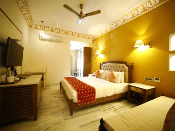 Laxmi Palace Heritage Boutique Hotel : photo 4 de la chambre royal room king size bed free pick up on arrival only from train or bus (8am-8pm)
