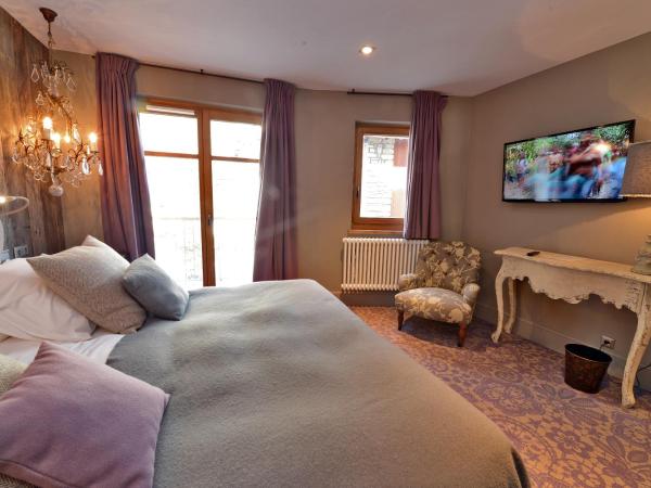 Maison de Famille Les 5 Frères : photo 6 de la chambre chambre double ou lits jumeaux avec douche - vue sur village