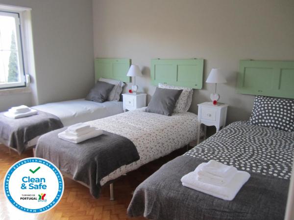 Alvalade II Airport Guest House : photo 2 de la chambre chambre triple Économique avec salle de bains commune