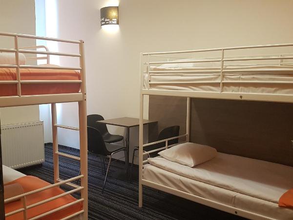 Planet Hostel : photo 4 de la chambre chambre quadruple Économique avec salle de bains commune