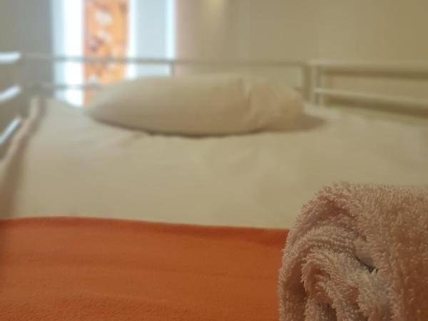 Planet Hostel : photo 1 de la chambre chambre quadruple Économique avec salle de bains commune