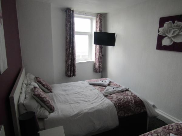 Alderley Hotel Blackpool : photo 10 de la chambre chambre lits jumeaux avec salle de bains