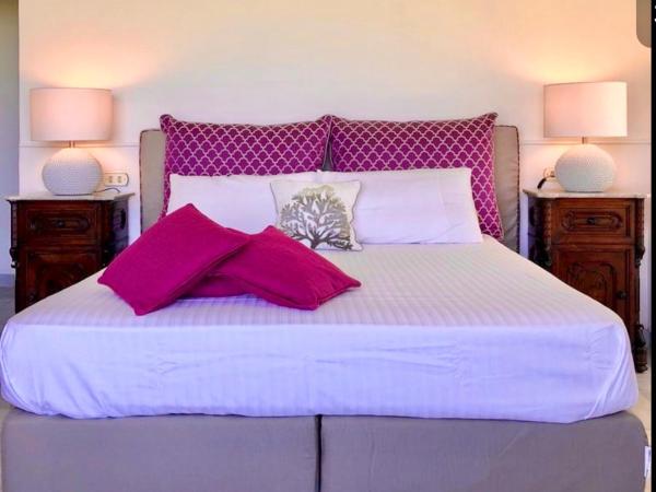 Marunnella Suites : photo 5 de la chambre suite lit queen-size avec jardin privé - vue sur mer