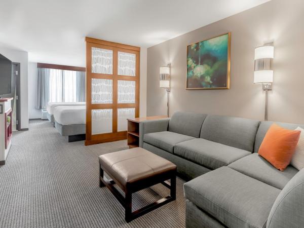 Hyatt Place Salt Lake City Airport : photo 8 de la chambre queen room with two queen beds, sofa bed and accessible tub