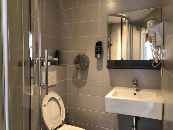 Hotel Damrak Inn : photo 5 de la chambre chambre familiale avec salle de bains privative