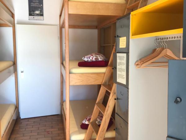 Hotel&Hostel Montarina : photo 3 de la chambre dortoir privé avec salle de bains commune (9 adultes)