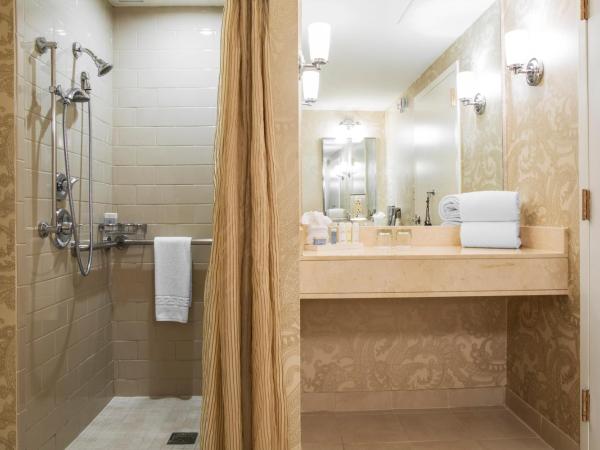 Omni Houston Hotel : photo 1 de la chambre ada roll in shower deluxe room -2 queen