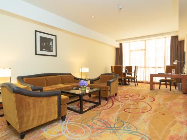 Millennium Airport Hotel Dubai : photo 3 de la chambre family suite, complimentary shuttle to dxb airport terminal 1 & 3