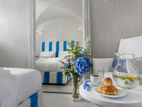 Mythical Blue Luxury Suites : photo 7 de la chambre suite deluxe avec jacuzzi extérieur chauffé - vue sur caldeira