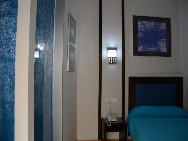 Hotel y Apartamentos Doña Lola : photo 6 de la chambre chambre simple