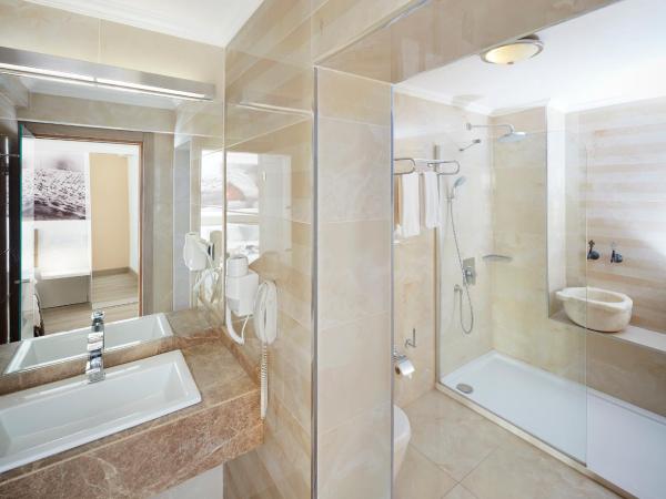 Lalila Blue Suites : photo 2 de la chambre chambre familiale