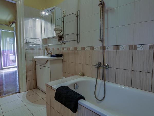 Pal's Hostel and Apartments : photo 8 de la chambre chambre triple supérieure