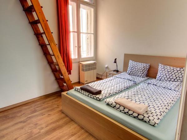 Pal's Hostel and Apartments : photo 2 de la chambre chambre double avec salle de bains commune