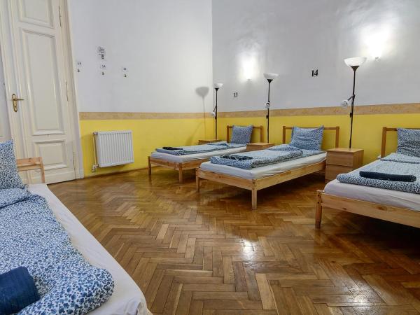 Pal's Hostel and Apartments : photo 2 de la chambre lit dans dortoir mixte de 4 lits