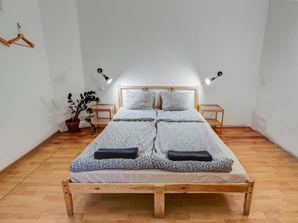 Pal's Hostel and Apartments : photo 2 de la chambre chambre simple avec salle de bains commune