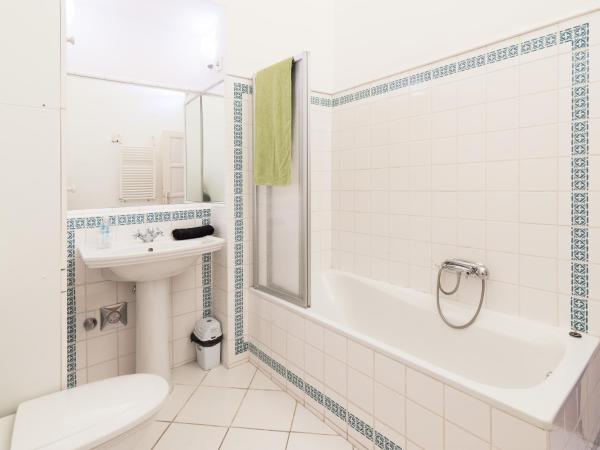 Pal's Hostel and Apartments : photo 5 de la chambre lit dans dortoir mixte de 4 lits