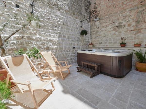 Villa Kudelik - Stone Story : photo 7 de la chambre appartement de luxe avec jacuzzi