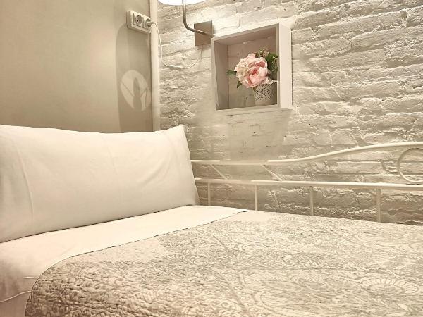 Hostal Orleans : photo 1 de la chambre chambre simple avec salle de bains commune