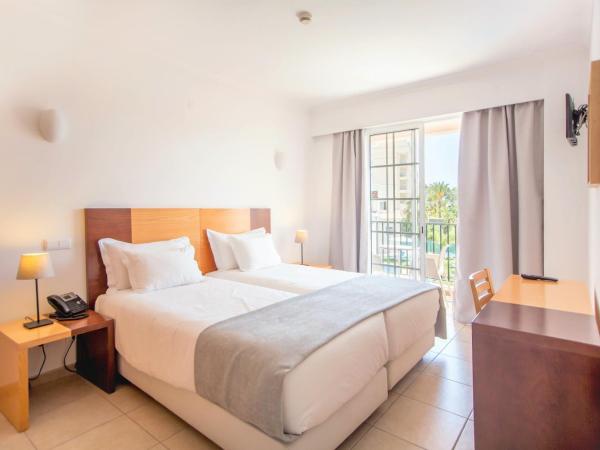 Aquamar Albufeira Aparthotel : photo 1 de la chambre appartement 1 chambre supérieur avec vue sur la piscine