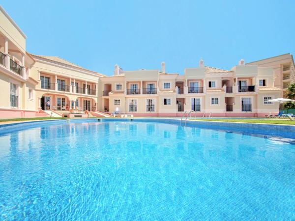 Aquamar Albufeira Aparthotel : photo 8 de la chambre appartement 1 chambre supérieur avec vue sur la piscine