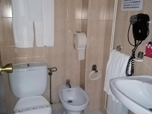 Hostal Adelia : photo 2 de la chambre chambre double ou lits jumeaux