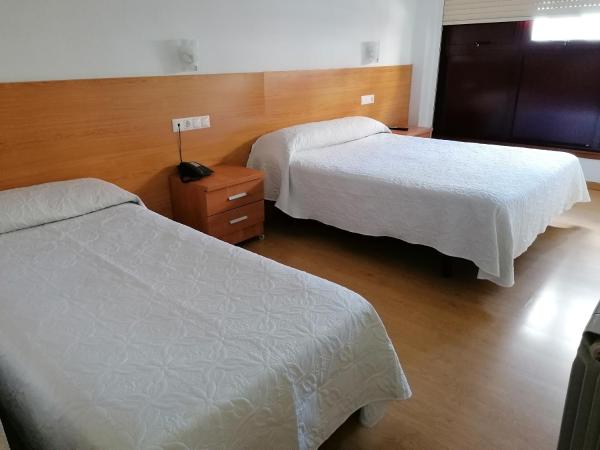 Hostal Adelia : photo 3 de la chambre chambre double ou lits jumeaux