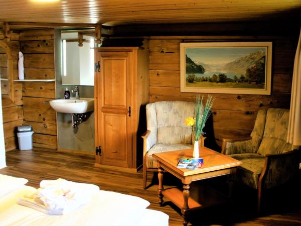 B & B Brienz : photo 5 de la chambre chambre double avec salle de bains commune (schönegg)