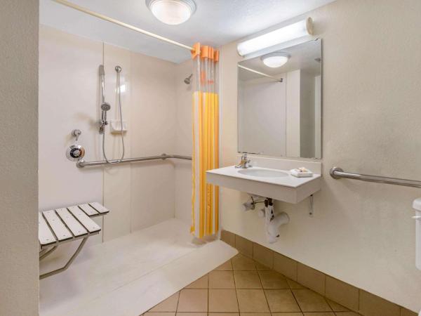 La Quinta Inn by Wyndham San Antonio Market Square : photo 2 de la chambre chambre adaptée aux personnes à mobilité réduite/malentendantes avec 2 lits doubles et douche accessible en fauteuil roulant - non-fumeurs