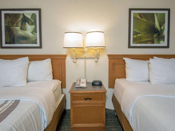 La Quinta Inn by Wyndham San Antonio Market Square : photo 4 de la chambre chambre standard avec 2 lits doubles