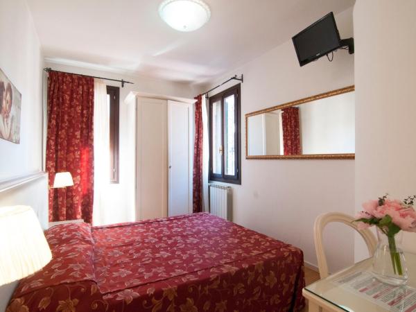 Albergo ai Tolentini : photo 3 de la chambre chambre double ou lits jumeaux standard