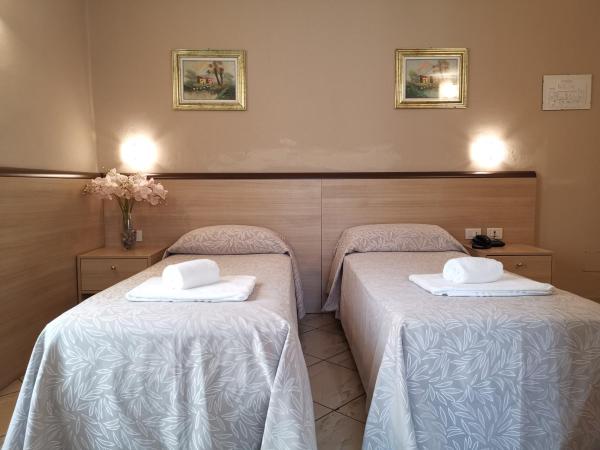 Hotel Brianza : photo 1 de la chambre chambre lits jumeaux