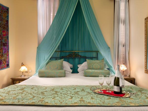 Nikos Takis Fashion Boutique Hotel : photo 1 de la chambre suite lit king-size avec baignoire spa - vue sur mer