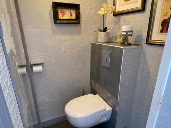 Les Lamartine-chambres d'hôtes : photo 3 de la chambre chambre double ou lits jumeaux avec salle de bains commune