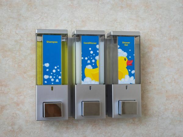 Accent Inns Vancouver Airport : photo 5 de la chambre hébergement 2 lits queen-size